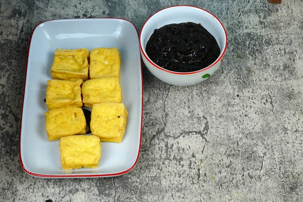 Petitli Tahu goreng veya kızarmış tofu veya karides ezmesi soslu, Surabaya, Doğu Java 'dan popüler bir Endonezya atıştırmalığı..