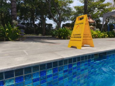 Sarı uyarı levhasında 