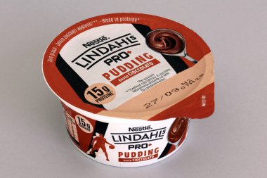 Roma, İtalya - 5 Eylül 2025: LINDAHLS PRO + Çikolatalı Puding 15g Protein by Lactalis Nestl S.r.l.