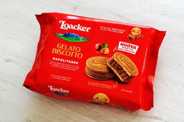 Roma, İtalya - 6 Eylül 2025: Loacker Napolitaner Fındıklı Dondurmalı Sandviç Sammontana S.P..