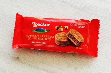 Roma, İtalya - 6 Eylül 2025: Loacker Napolitaner Fındıklı Dondurmalı Sandviç Sammontana S.P..