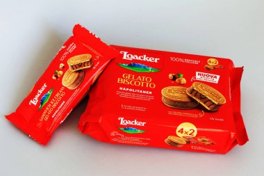 Roma, İtalya - 6 Eylül 2025: Loacker Napolitaner Fındıklı Dondurmalı Sandviç Sammontana S.P..