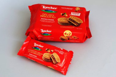 Roma, İtalya - 6 Eylül 2025: Loacker Napolitaner Fındıklı Dondurmalı Sandviç Sammontana S.P..