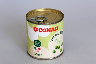 Roma, İtalya - 6 Eylül 2025: Conad Buharda Güzel İtalyan Bezelye Paketli Gıda