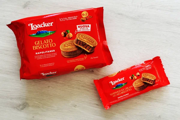 Roma, İtalya - 6 Eylül 2025: Loacker Napolitaner Fındıklı Dondurmalı Sandviç Sammontana S.P..