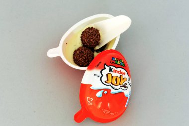 Roma, İtalya - 9 Eylül 2025: Süper Mario oyuncaklarıyla Kinder Joy yumurtası, Ferrero şekerleme ürünü