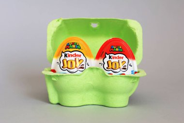 Roma, İtalya - 9 Eylül 2025: Süper Mario oyuncaklarıyla Kinder Joy yumurtası, Ferrero şekerleme ürünü
