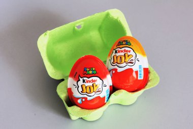 Roma, İtalya - 9 Eylül 2025: Süper Mario oyuncaklarıyla Kinder Joy yumurtası, Ferrero şekerleme ürünü
