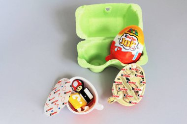 Roma, İtalya - 9 Eylül 2025: Süper Mario oyuncaklarıyla Kinder Joy yumurtası, Ferrero şekerleme ürünü