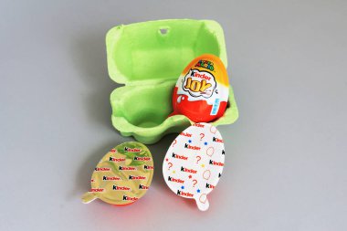 Roma, İtalya - 9 Eylül 2025: Süper Mario oyuncaklarıyla Kinder Joy yumurtası, Ferrero şekerleme ürünü