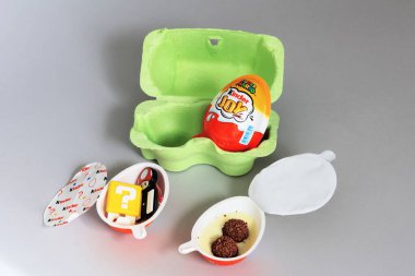 Roma, İtalya - 9 Eylül 2025: Süper Mario oyuncaklarıyla Kinder Joy yumurtası, Ferrero şekerleme ürünü