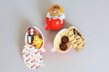 Roma, İtalya - 9 Eylül 2025: Süper Mario oyuncaklarıyla Kinder Joy yumurtası, Ferrero şekerleme ürünü