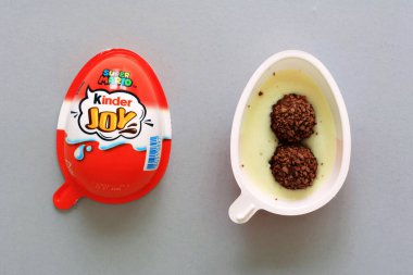 Roma, İtalya - 9 Eylül 2025: Süper Mario oyuncaklarıyla Kinder Joy yumurtası, Ferrero şekerleme ürünü