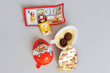 Roma, İtalya - 9 Eylül 2025: Süper Mario oyuncaklarıyla Kinder Joy yumurtası, Ferrero şekerleme ürünü
