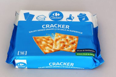 Roma, İtalya - 13 Eylül 2025: Carrefour tuzlu krakerler görünür tuz taneleri olmadan, süpermarket markası