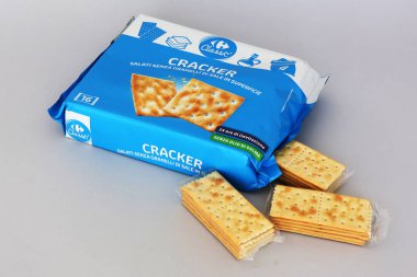 Roma, İtalya - 13 Eylül 2025: Carrefour tuzlu krakerler görünür tuz taneleri olmadan, süpermarket markası
