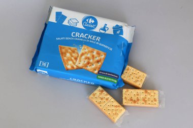 Roma, İtalya - 13 Eylül 2025: Carrefour tuzlu krakerler görünür tuz taneleri olmadan, süpermarket markası