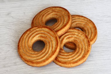 Hafif arka planda halka şeklinde kurabiyeler, kahvaltı ya da atıştırmalık tatlılar