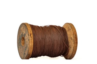  Beyaz arka planda izole edilmiş dikim ve el işi için klasik ahşap makara yakın plan