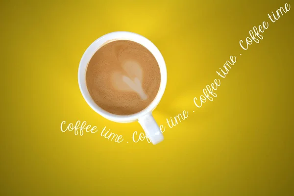 上から黄色いコーヒー - カップを通して実行されるコーヒー時間のテキスト — ストック写真
