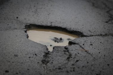 Bakıma muhtaç eski bir yolda derin çukurlar