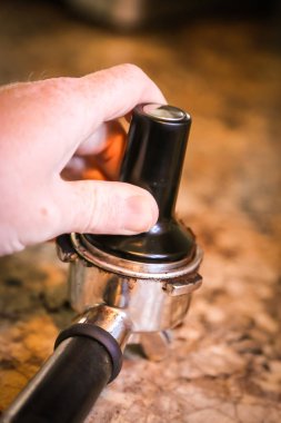 Kahve, ya da espresso yapma süreci - öğütme ve kahve çekirdekleri ayıklama
