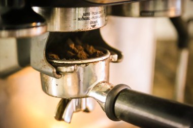 Kahve, ya da espresso yapma süreci - öğütme ve kahve çekirdekleri ayıklama