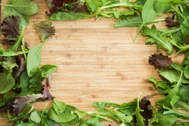 Bahar karışımı marul, marul çerçevesi doğrama tahtasının üstünde.