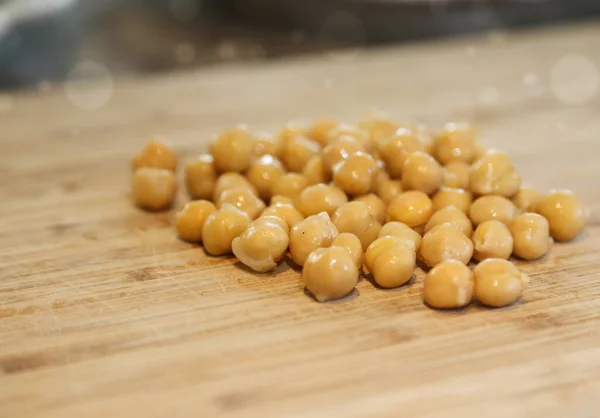 Chickpeas on a board - Washed chickpeas in a small pile — Stock Photo, Image