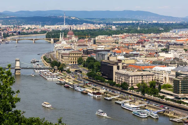 Budapest a Gellért-hegyre panorámás éjszakai kilátás. Duna, Lánchíd, Parlament, Buda és Pest véleményét. Budapest, Magyarország. — Stock Fotó