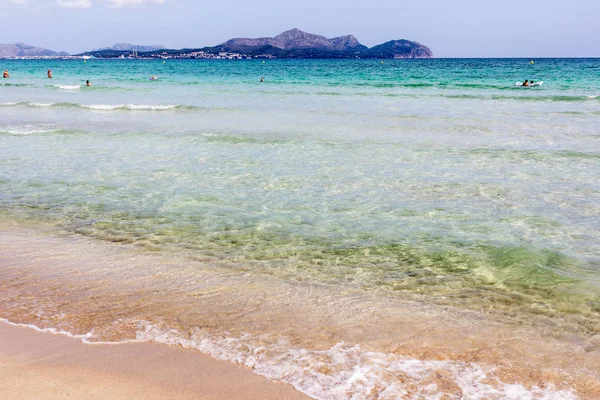 Zümrüt kristal berraklığında su ve kum kek ile yaz plaj beyaz kum plaj üzerinde yaptı. Playa de Muro, Mallorca, Balear Adaları, İspanya.