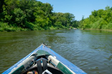 Medvedica nehri kıyısındaki mavi kano manzarası, yaz kayağı. Burun kanosu kısmına odaklan..