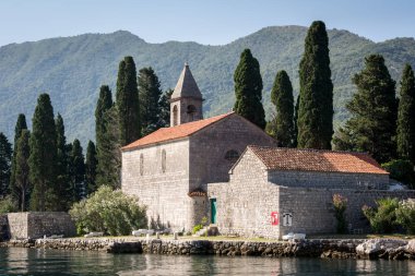 Ada Saint George ve kilise, Perast, Karadağ.