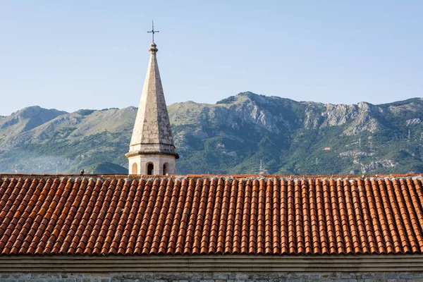 Budva'nın tarihi kent içinde bir güzel yaz gün, Karadağ
