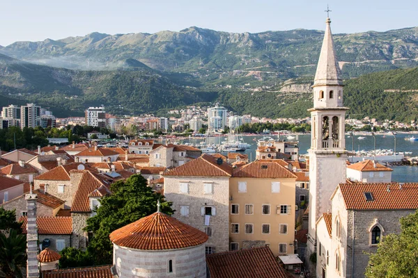 Budva, Karadağ, kırmızı çatılar Kalesi