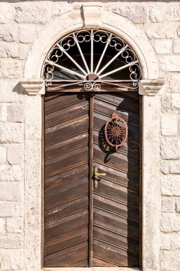 Eski ahşap Tapınağı kapı taştan bir duvar üzerinde