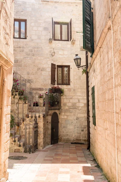 Eski Kotor şehir eski evler arasındaki dar sokak