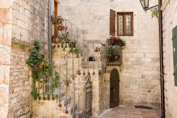 Eski Kotor şehir eski evler arasındaki dar sokak