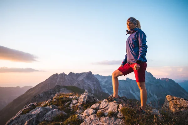 Gün batımı tepe üzerinde gurur kadının