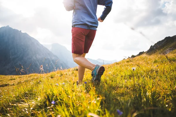 dağlarda koşan kız