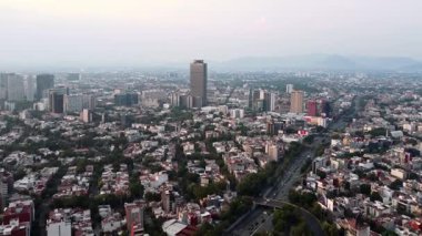 Mexico City, Meksika; 8 Temmuz 2025: İkonik Pemex Kulesi ile birlikte güzel bir günbatımında Mexico City 'nin hava manzarası