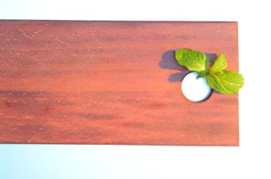 dal nane günbatımında güneş tarafından aydınlatılmış bir kahverengi ahşap tahta üzerinde