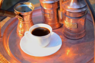 sugar Bowl'dan ve kapsayıcı yakınındaki kahve kahve bakır tepsi ve rattan masa