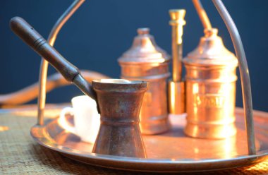 sugar Bowl'dan ve kapsayıcı yakınındaki kahve kahve bakır tepsi ve rattan masa