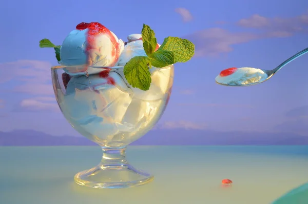 Белое Мороженое Джемом Мятными Листьями Вазе Фоне Гор Облачного Неба — стоковое фото