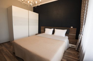 Modern yatak odası iç tasarım. Kahverengi renk tonu ile lüks yatak odası. Windows uzun perdeli ve makaslar