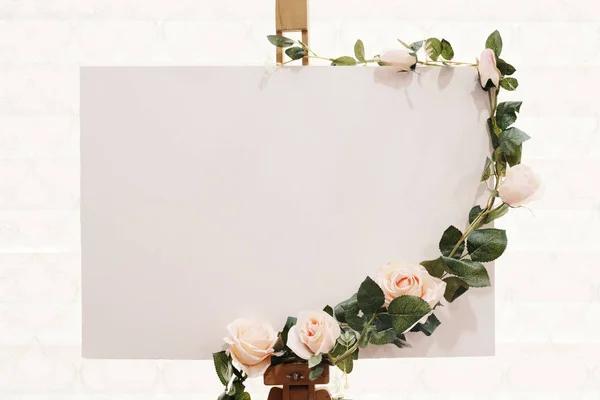Tanda Pernikahan Mockup Dewan Pernikahan Dengan Bunga Atasnya — Stok Foto