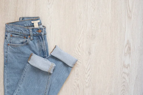 Jeans Bleus Sur Fond Bois Couche Plate Look Féminin Vue — Photo