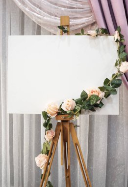 Düğün işareti. Yönetim Kurulu Mockup üstüne çiçekli düğün