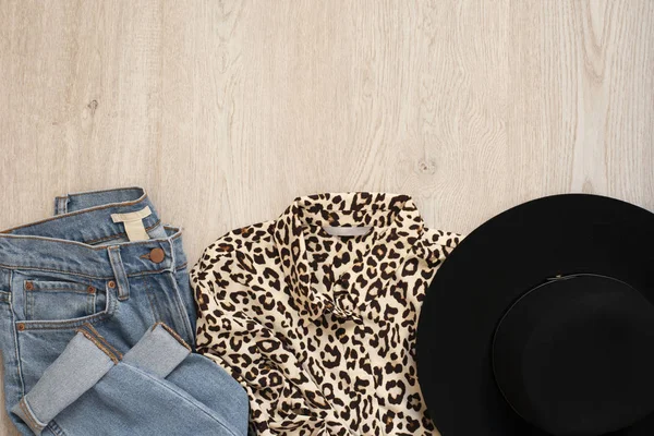 女性のファッション服木製の背景に フラット横たわっていた女性スタイルの外観 フェルトの帽子 ジーンズにシャツ 平面図です ショッピングのコンセプトです ファッション セット衣装 — ストック写真